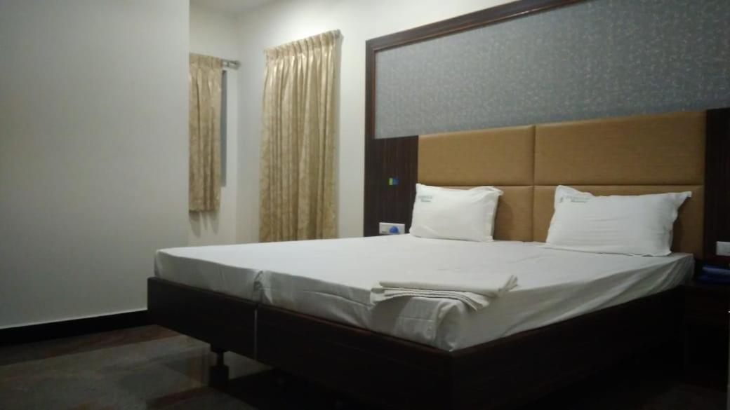 מלון Tiruchirappalli Famous Residency מראה חיצוני תמונה